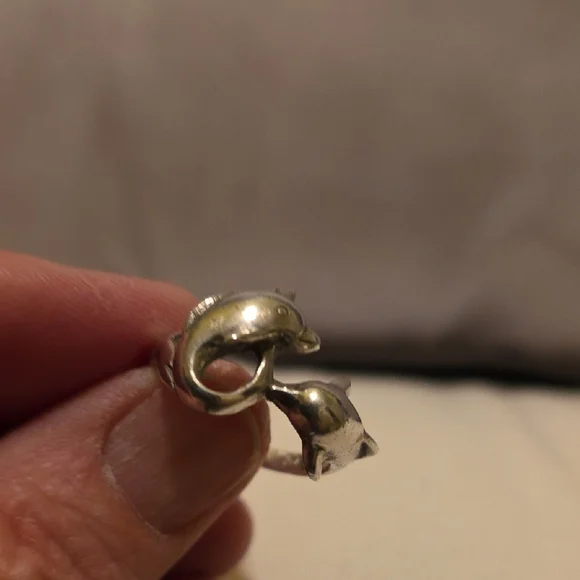 925 Stamped Sterling Silver Dual  Dolphins Ring Sz 8.5 - Picture 5 of 6